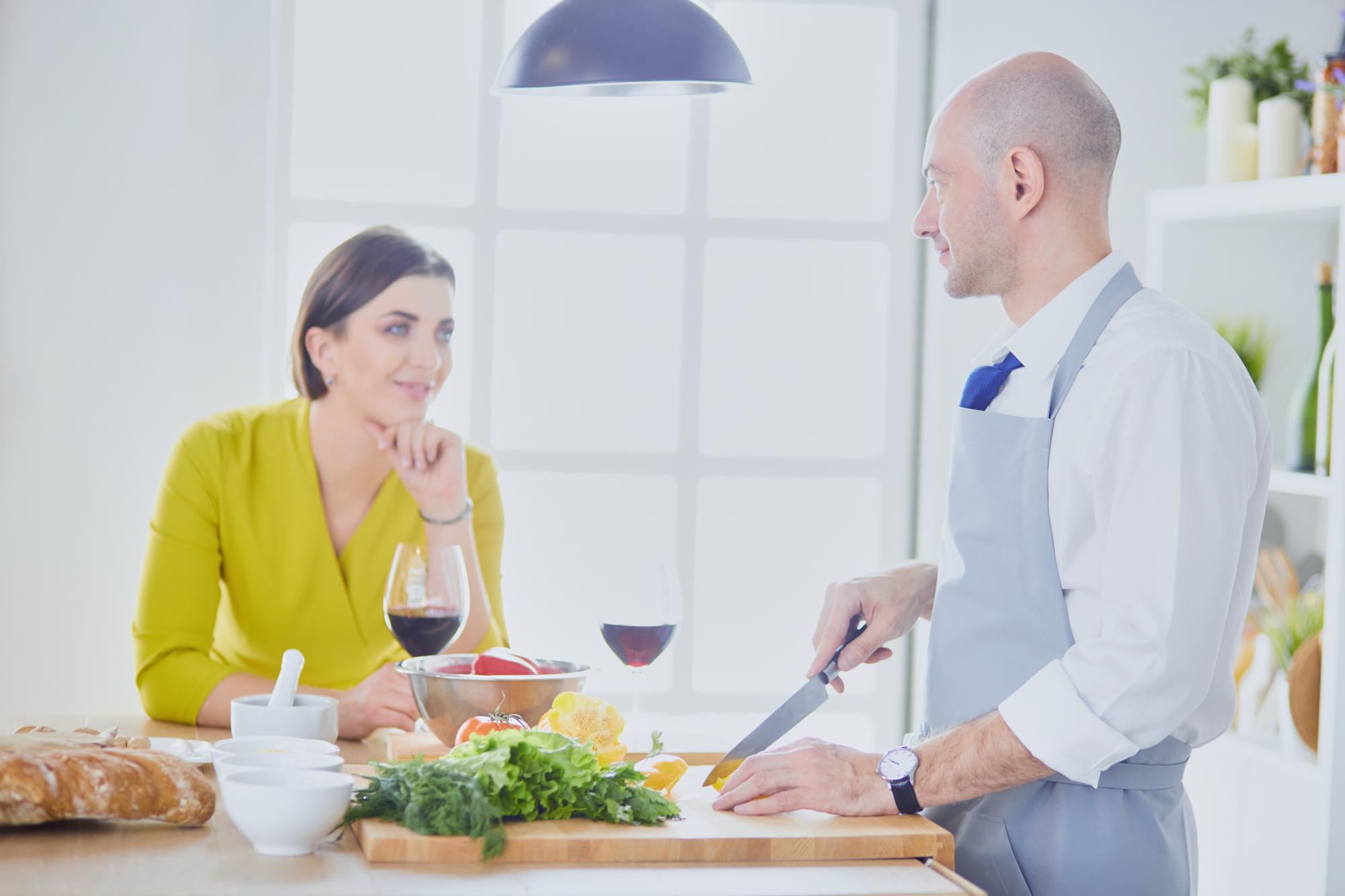 Szef kuchni rozmawiający z klientem podczas degustacji